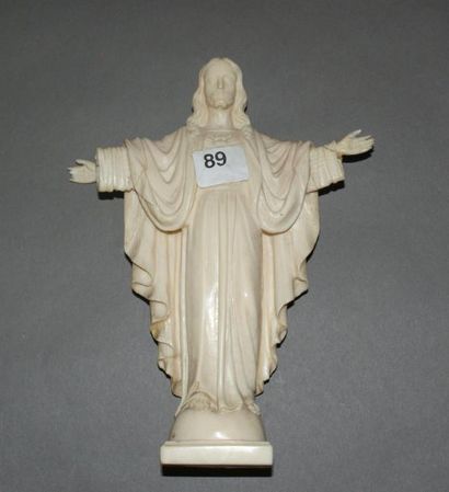 null Christ redempteur en ivoire. Vers 1900. H.: 17 cm. Accidents aux mains.