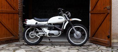 1975 OSSA 250 ENDURO 
20世纪70年代的标志性品牌

非常适合于复古的Enduro骑行

工作状态良好



法国注册

框架编号420185

发动机编号420185



奥萨是一家著名的西班牙摩托车制造商，它在20世纪20年代通过制造电影放映机开始了自己的活动。从20世纪60年代初开始，该公司就参与了所有的摩托车项目，但由于其冠军圣地亚哥-埃雷罗（Santiago...