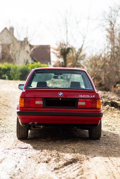 1989 BMW 325 COUPÉ IX 
罕见的情况

自起源以来就知道并遵循的历史

有趣的表现



法国注册

底盘编号：WBAAB910302441706



1975年推出的第一款3系在市场上被称为E21，取代了E10/E20。第二代3系（E30型）于1982年推出了2门版，然后在1984年推出了4门版车身。它最初提供两种4缸发动机，1.6升或1.8升，以及两种直列6缸发动机，2.0升和2.3升，然后在1986年配备了全新的171马力的2.5升6缸发动机，该发动机被引入到第一个全轮驱动的E30，称为325...