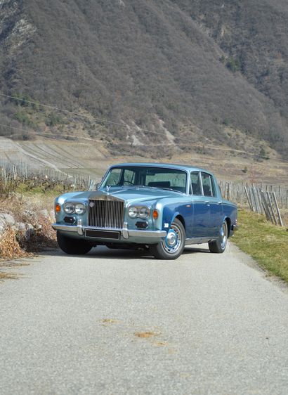 1973 ROLLS ROYCE SILVER SHADOW 
已知的历史

优雅的配置

价值超过15,000欧元的发票



法国收藏家的登记

底盘编号SRH16663



劳斯莱斯的旗舰车型银影经过十年的设计和开发，于1965年在伦敦车展上亮相。它集精细、魅力和舒适于一身，在当时没有其他汽车能做到。它的生产对英国品牌来说是一场历史性的革命，因为它是第一辆设计成由车主而不是由司机驾驶的劳斯莱斯。新的量产房车保留了后来的...