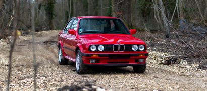 1989 BMW 325 COUPÉ IX 
罕见的情况

自起源以来就知道并遵循的历史

有趣的表现



法国注册

底盘编号：WBAAB910302441706



1975年推出的第一款3系在市场上被称为E21，取代了E10/E20。第二代3系（E30型）于1982年推出了2门版，然后在1984年推出了4门版车身。它最初提供两种4缸发动机，1.6升或1.8升，以及两种直列6缸发动机，2.0升和2.3升，然后在1986年配备了全新的171马力的2.5升6缸发动机，该发动机被引入到第一个全轮驱动的E30，称为325...