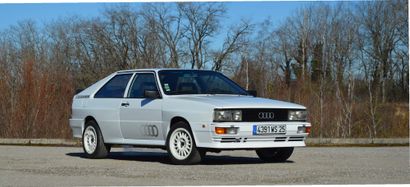 1982 AUDI QUATTRO 
新发动机

一个真正的收藏品

拉力赛传奇



法国注册

底盘编号：WAUZZZ85ZDA900933



直到最近，除了少数著名的例外，包括少数一级方程式赛车，全轮驱动主要保留给农业或建筑机械。正是在准备一个关于后轮驱动与前轮驱动技术比较的讲座时，一位奥迪工程师约尔格-本辛格产生了将这种做法带回乘用车的想法。该项目开始于1977年3月，当时环形品牌的技术人员为一辆奥迪80配备了为德国军队生产的大众汽车的越野4x4变速器。在这一年里，安装了一台5缸涡轮增压发动机，功率为200马力。在世界最艰难的道路上进行了数英里的测试后，奥迪Quattro双门跑车于1980年3月在日内瓦车展上正式发布。它的投产伴随着1981年在世界拉力锦标赛中的首次亮相，在第一个赛季中，它赢得了瑞典拉力赛和圣雷莫拉力赛。...