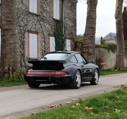 1991 PORSCHE 964 (965) TURBO 3.3 
在法国新售出

第三只手

仅42.000公里



法国注册

底盘编号：WPOZZZ96ZMS470168



911的不知名的成功是由于微妙的演变而取得的。在20世纪80年代末，保时捷致力于3.2升车型的替换，并在1988年9月的巴黎车展上推出了964车型。这是保时捷历史上的第一辆四轮驱动汽车。两轮驱动版本在第二年发布，有Targa和敞篷版。所有这三种车身样式都将提供两轮驱动或四轮驱动。964的职业生涯很短，持续了4年，只生产了31,000多辆。这一代车型的精髓是现在具有传奇色彩的Turbo，在1990年日内瓦车展上亮相。发动机容量首先是3.3升，然后是3.6升，分别开发320和360匹马力。第一辆是基于930的发动机，而第二辆则采用了Carrera...