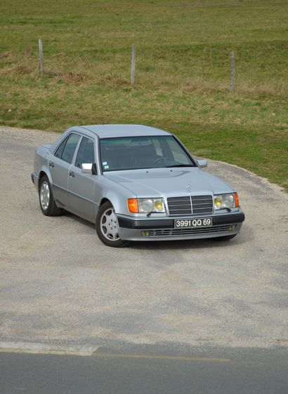 1992 MERCEDES-BENZ 500 E 
二手货

仅124,000公里

有吸引力的估价



法国注册

底盘编号：WDB1240361B716733



1990年，为了在运动型轿车市场与宝马竞争，梅赛德斯推出了500...
