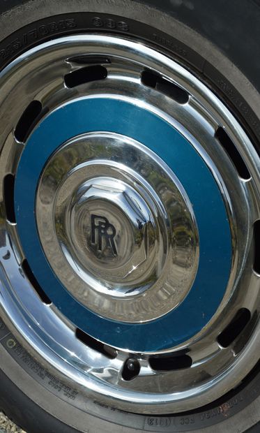 1973 ROLLS ROYCE SILVER SHADOW 
已知的历史

优雅的配置

价值超过15,000欧元的发票



法国收藏家的登记

底盘编号SRH16663



劳斯莱斯的旗舰车型银影经过十年的设计和开发，于1965年在伦敦车展上亮相。它集精细、魅力和舒适于一身，在当时没有其他汽车能做到。它的生产对英国品牌来说是一场历史性的革命，因为它是第一辆设计成由车主而不是由司机驾驶的劳斯莱斯。新的量产房车保留了后来的...
