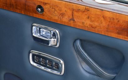 1973 ROLLS ROYCE SILVER SHADOW 
已知的历史

优雅的配置

价值超过15,000欧元的发票



法国收藏家的登记

底盘编号SRH16663



劳斯莱斯的旗舰车型银影经过十年的设计和开发，于1965年在伦敦车展上亮相。它集精细、魅力和舒适于一身，在当时没有其他汽车能做到。它的生产对英国品牌来说是一场历史性的革命，因为它是第一辆设计成由车主而不是由司机驾驶的劳斯莱斯。新的量产房车保留了后来的...