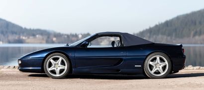 1998 FERRARI F355 Spider 
永恒的美丽设计

后现代贝里内特血统的最终演变

笔记本、手册和工具箱



法国注册

底盘：ZFFPR48B000102713



F355被认为是法拉利最漂亮的柏林车之一，于1994年5月向媒体揭幕，并立即获得了成功。坚定的现代性，线条紧绷而狂野，同时不忘审美准则，由于宾尼法利纳的设计，这些准则成为马拉内罗生产的DNA。从技术上讲，源自一级方程式的五气门V8发动机的380匹马力和底盘的刚性使其能够超越竞争对手，并使其前辈忘乎所以，这要归功于修正后的运行装置，使其能够达到无与伦比的精确度。今天在收藏市场上，F355s与550...