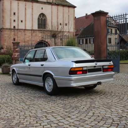 1985 BMW M535i E28 
状况良好，工作正常

原始配置，从未调整过

标志性的年轻人



法国注册

底盘编号WBADC7100100641087



1972年，宝马创建了其赛车子公司，命名为宝马汽车运动有限公司，并很快只被称为M。这个实体将首先开发专门用于赛车的汽车，包括F2和Supertourism，然后创造巴伐利亚公司的第一辆超级跑车：M1。这款正宗的赛车以小批量的方式生产，开启了宝马M系列的序幕。事实上，为了应对包括Alpina在内的德国改装商的入侵，宝马赛车运动现在将专注于大规模生产的汽车。这场冒险从M535i...
