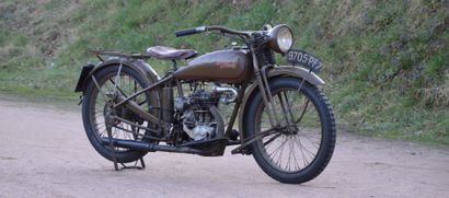 1926 Harley Davidson Model A 350 
华丽的铜锈

杰出的记录

从一开始就在同一个家庭



法国注册

发动机编号A2834



受其竞争对手印第安人的影响，他们在1925年推出了配备350cc单缸发动机的Prince，哈雷戴维森决定在1926年重返这一领域。这个以密尔沃基为基地的品牌因此瞄准了欧洲市场，那里的小排量摩托车更容易销售。350cc是一个有趣的入门级车型。提供两种配备350毫升发动机的版本，一种是侧气门，一种是顶气门。侧气门车型的名称是...