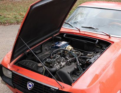 1969 LANCIA FULVIA SPORT 
良好的展示和工作状态

有吸引力的颜色组合

精湛的扎加托设计



法国收藏家的登记

底盘编号818362*001860



1963年推出的蓝旗亚富豪是一款雄心勃勃的创新汽车，秉承了这个位于都灵的品牌的最佳传统。两年后，一款非常优雅的双门跑车宣布上市，也许是设计得过于明智，因为它在1965年底推出了一个相当精辟的由扎加托签署的版本，一个严格的双座车，有一个掀背和一个大行李箱，名为Sport。空气动力学设计得非常好，对于一辆贴有著名的Z标签的汽车来说，线条几乎是传统的。

最初的版本完全由铝制成（天平上有915公斤），而随后的版本只保留了铝制车门，但轻盈的车身使火热的1200立方厘米（80匹马力）和随后的1300立方厘米（87匹马力）的V4发动机得以充分展现。1968年11月，1.3S发动机接手，功率增加到90...
