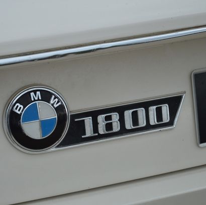 1966 BMW 1800 
无可挑剔的技工

15000欧元的发票

已知的历史



法国注册

底盘编号1271866



宝马5系的前身，1800系列房车是在1960年代初至1970年代中期生产的。鉴于其成功，该品牌开发了不同版本的房车。这就是1600年、1800年和2000年的诞生过程。在此基础上，甚至还有轿跑车版本，包括标志性的2002和其运动型Tii版本。宝马1800从1963年到1971年生产。其4缸化油器发动机的排量增加到1,773立方厘米，可输出90匹马力，并作为标准配置与4速手动变速箱或可选自动变速箱相配合。1800型车做工精良，有厚厚的地毯、乙烯基门板和仪表板上的装饰嵌件，这无疑是一款顶级的汽车。这辆机动性能良好的汽车是其纹章的功臣，也是与巴伐利亚公司传统的完美结合。我们提供的例子是1966年5月13日在巴黎地区投入使用的。当它在2003年去世时，它的第一任主人对它进行了精心的照料，并将这辆车遗赠给了他的邻居，他从小就对这辆车充满了仰慕之情。作为一名专业的车身修理师，他将汽车重新喷涂成原来的奶油色。由于缺乏空间，他又在2012年将这辆车卖给了现在的主人。这个模型是他的心头好，他想与他年轻时的记忆重新联系。非常细致，他把车保养得非常好，实际上在2018年底在Techni...