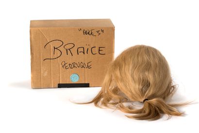 Perruque de Jean Dujardin dans Brice 3 (2016) Perruque blonde du personnage Brice...