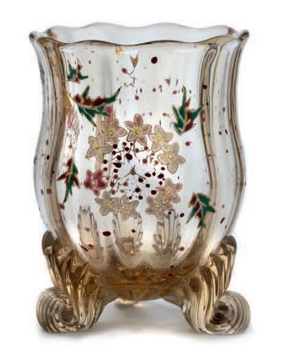 EMILE GALLE (1846 - 1904) 小三角瓶 琥珀色玻璃，有花和叶子的珐琅装饰。珐琅彩手写签名 "E.Gallé à Nancy"。
(两只脚在底部磨掉)
高度。10厘米...