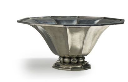 MAURICE DAURAT (1880-1969) 
重要的马爹利锡杯，有10个切割面和一个大的喇叭口，放在一个十边形的底座上，上面有一排椭圆形的珍珠。



签名为...