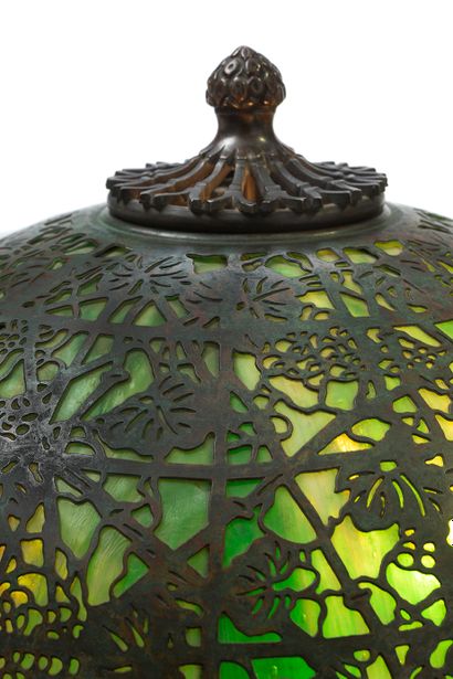 TIFFANY STUDIOS LAMPE Pied en bronze à patine vert antique modèle «Bambou» ou n°...