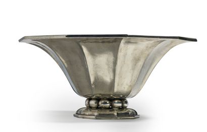 MAURICE DAURAT (1880-1969) 
重要的马爹利锡杯，有10个切割面和一个大的喇叭口，放在一个十边形的底座上，上面有一排椭圆形的珍珠。



签名为...