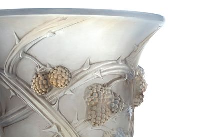 LALIQUE RÉFLECTEUR «MÛRES»
En verre blanc moulé-pressé opalescent.
Signé du cachet...