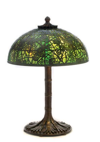 TIFFANY STUDIOS LAMPE Pied en bronze à patine vert antique modèle «Bambou» ou n°...