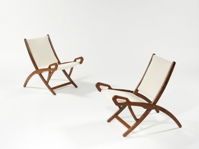 GIO PONTI (1891 - 1979) PAIRE DE CHAUFFEUSES PLIANTES «NINFEA» Montants latéraux...