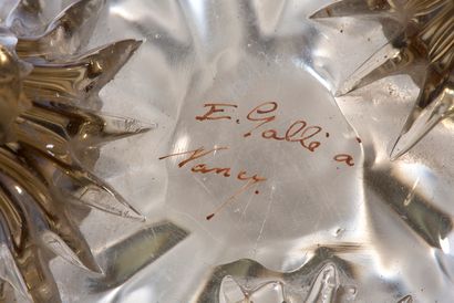 EMILE GALLE (1846 - 1904) 小三角瓶 琥珀色玻璃，有花和叶子的珐琅装饰。珐琅彩手写签名 "E.Gallé à Nancy"。
(两只脚在底部磨掉)
高度。10厘米...