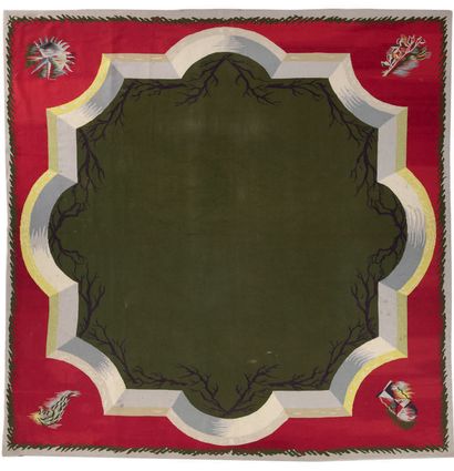 TRAVAIL FRANCAIS 涤纶羊毛方形地毯，以低综纹织成，有新古典主义的装饰，宽大的红色边框和中间的深绿色背景，边框上有风格化的植物装饰。
约1940年。
...