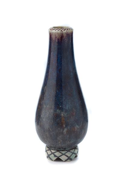 FREDERIC KIEFER (1894 - 1977) 米色和红色火烧蓝的炻器PIRIFORM花瓶，立于带网格图案的扇形镂空底座上；颈部也有同样的图案。
签有...