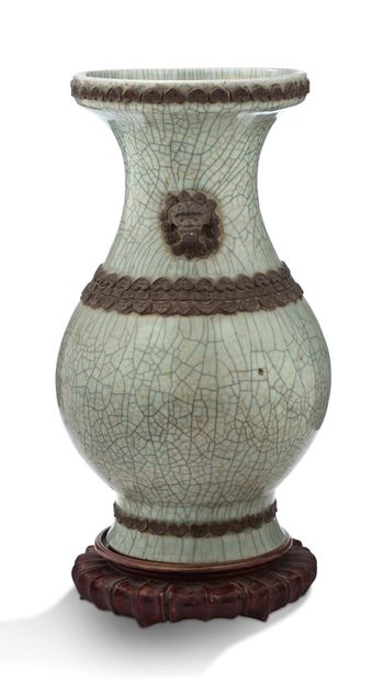 CHINE VERS 1850 - 1880 
Vase de forme balustre en porcelaine émaillée céladon, à...