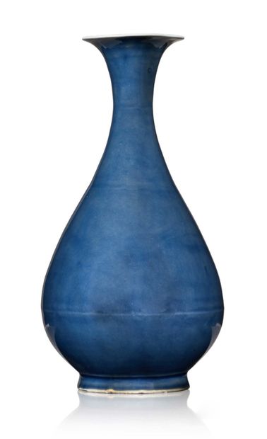 CHINE XXe siècle 
Vase bouteille à long col et large ouverture, en porcelaine émaillée...