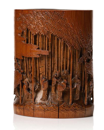 CHINE vers 1900 
Porte-pinceaux bitong en bambou sculpté à décor des sages dans la...