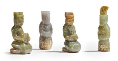 CHINE XXe siècle 
Quatre petites statuettes en serpentine figurant deux dignitaires...