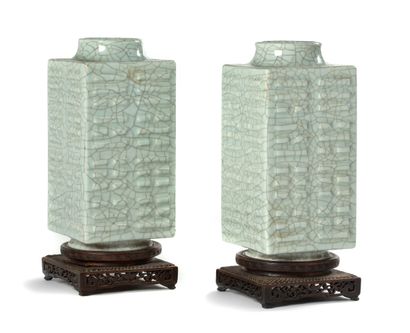 CHINE MARQUE ET PÉRIODE DAOGUANG (1820 - 1850) 
Paire de vases Cong en porcelaine...