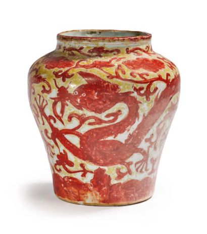 Chine dynastie Qing 
Petite jarre en porcelaine à décor émaillé rouge de fer de deux...
