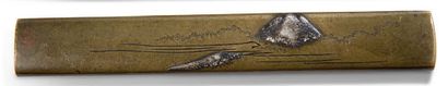 JAPON PÉRIODE EDO (1603 - 1868) 
Kozuka en shibuichi à décor en argent représentant...