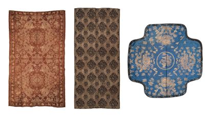 CHINE fin XIXe - début XXe siècle 
Lot de trois textiles en soie, comprenant : un...
