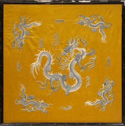 CHINE DU SUD VERS 1900 
Carré de mandarin en soie jaune brodée aux fils polychromes...