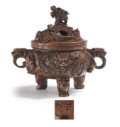 Chine XIXe siècle 
Petit brûle-parfum en bronze tripode à décor de dragons, avec...