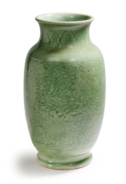 Chine XIXe siècle 
Vase balustre en porcelaine émaillée céladon à col évasé et décor...