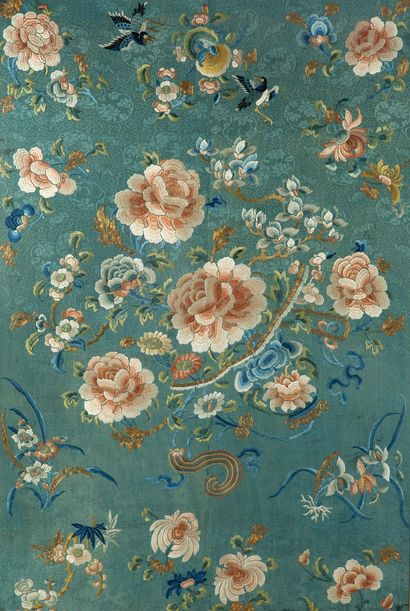 CHINE VERS 1900 - 1920 
Grand panneau en soie damassée bleue, à décor polychrome...