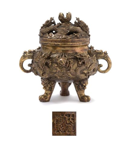 CHINE FIN XIXE SIÈCLE 
Brûle-parfum couvert tripode en bronze doré, à décor de neuf...