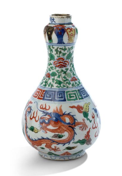 CHINE FIN DE LA DYNASTIE QING (1644 - 1912) 
A wucai enameled porcelain vase decorated...