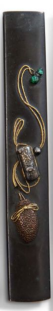 JAPON PÉRIODE EDO (1603 - 1868) 
Kozuka in shakudo with copper, silver, gold and...