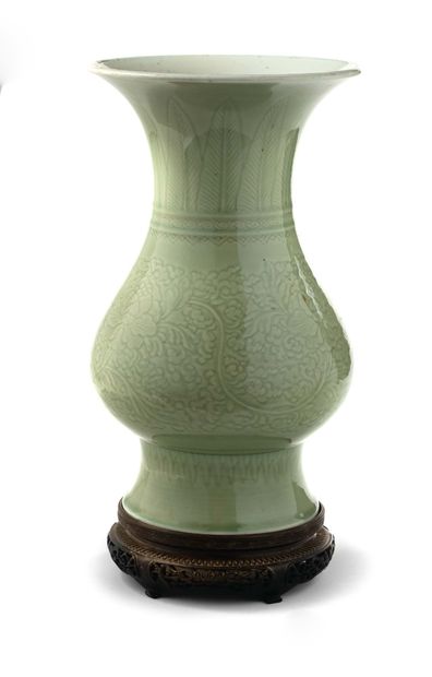 CHINE XVIIIe siècle 
Vase à panse piriforme, à large ouverture évasée et haut pied,...