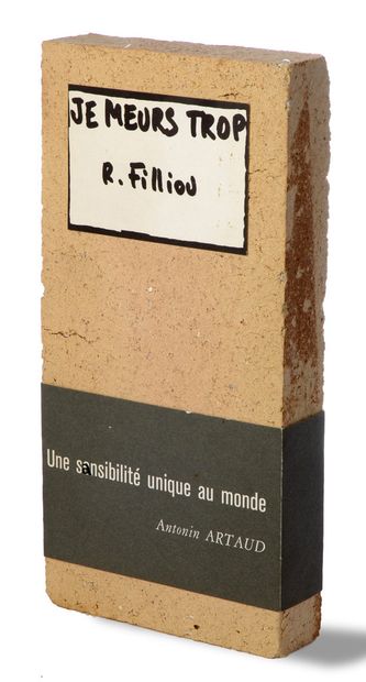 Robert FILLIOU (1926-1987) 
我死的太多了，1977年

砖书，水泥砖，墨水，纸，背面有标题、签名和编号n°38/50

22 x 11...