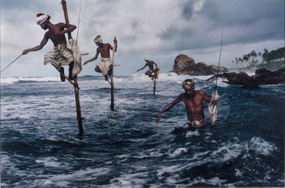 Steve McCurry (né en 1950) 
斯里兰卡南海岸Weligama的渔民，1995年

Fujiflex水晶纸上的C版画，已签名，盖有艺术家工作室的印章，日期为07年5月4日，目录编号为：Sri...