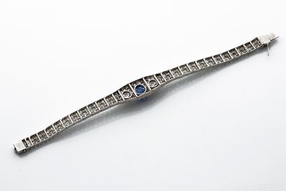 null 
丝带 "手镯

蓝宝石，老式切割钻石

18K（750）金

L. : 17.5 cm - Pb.29.9克



蓝宝石、钻石和黄金手镯
