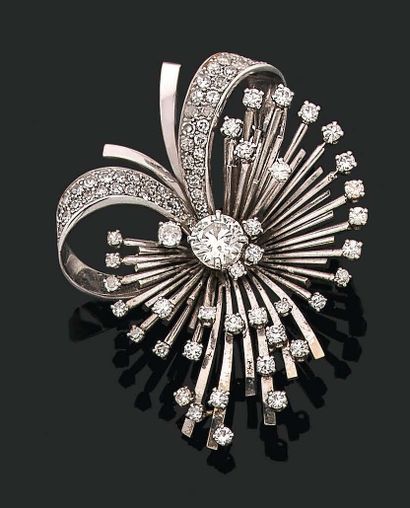 null 
BROCHE «BOUQUET»

Diamants ronds taille brillant

Or 18k (750), platine (950)

Dim....