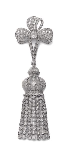 null 
衣服前面的胸针 

镶嵌圆形老式切割钻石的 "蝴蝶结" 

铂金 (850) - 约1910年

H.14.5 cm - Pb.55.2克



一...