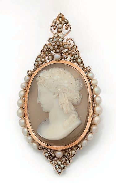 null 
BROOCH PENDANT "CAMEO

Antique profile

Agate, fine pearls and 18k (750) gold

Size...