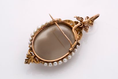 null 
BROOCH PENDANT "CAMEO

Antique profile

Agate, fine pearls and 18k (750) gold

Size...