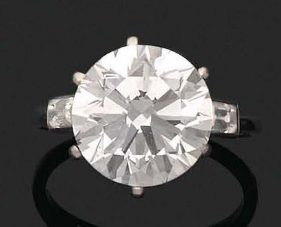 
钻石戒指 圆形明亮式切割钻石和长方形切割钻石。铂金（950）。Td。: 56 -...